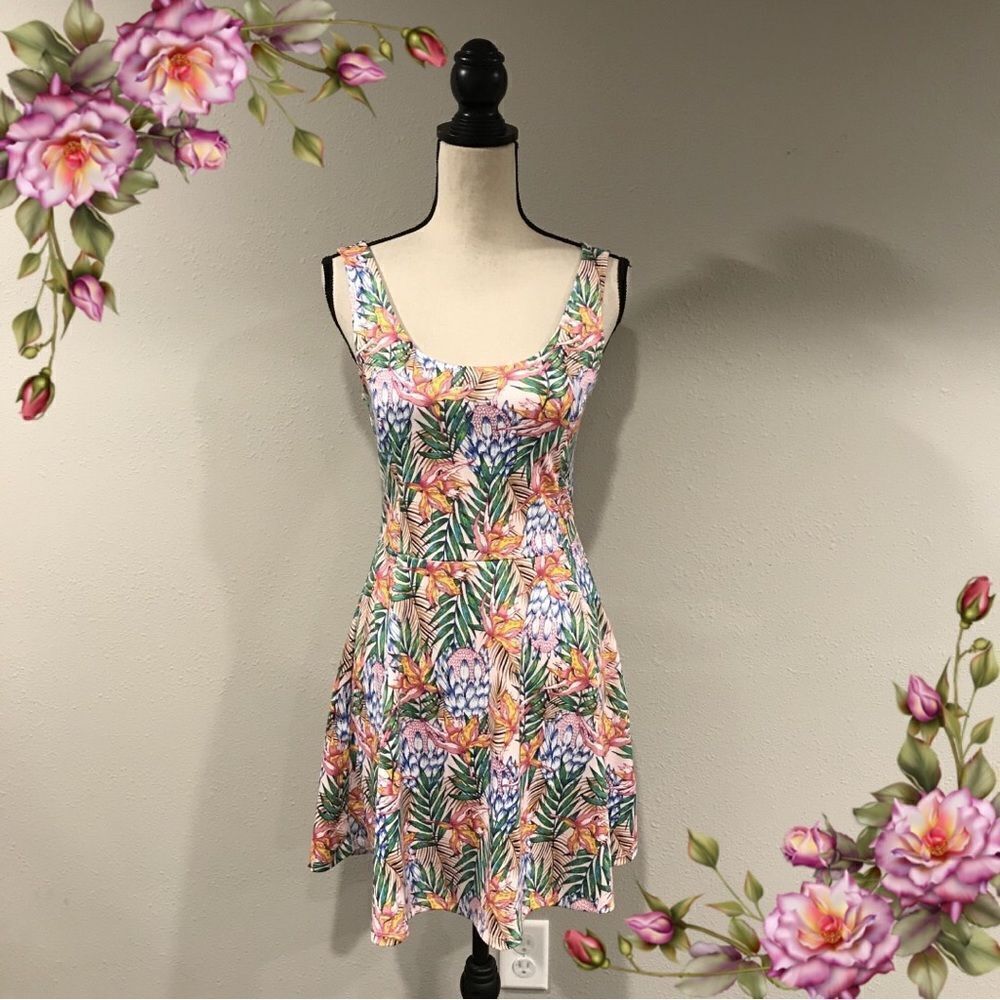 ‎Sleeveless floral/ tropical print dress